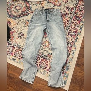 White fox straight leg jeans! So cute and all over tik tok!!